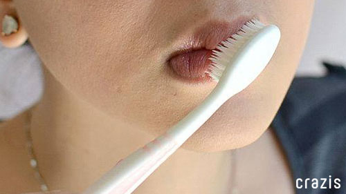 Sử dụng bàn chải đánh răng để lấy đi tế bào da chết
