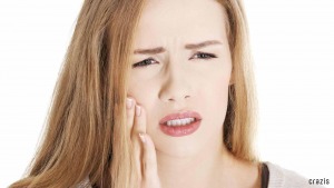 Làm trắng răng bằng phương pháp tẩy trắng có thể gây nhức, đau buốt
